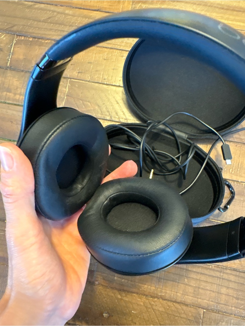 Beats by Dre Solo3 Wireless On-Ear Headphones — Matte Black - Picture 5 of 5
